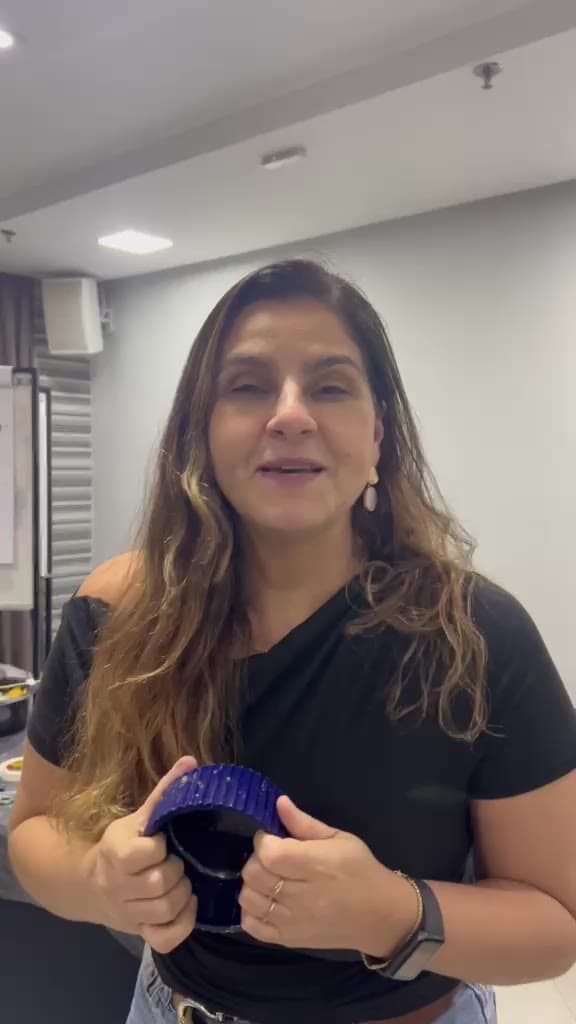 Aluna com a peça pronta